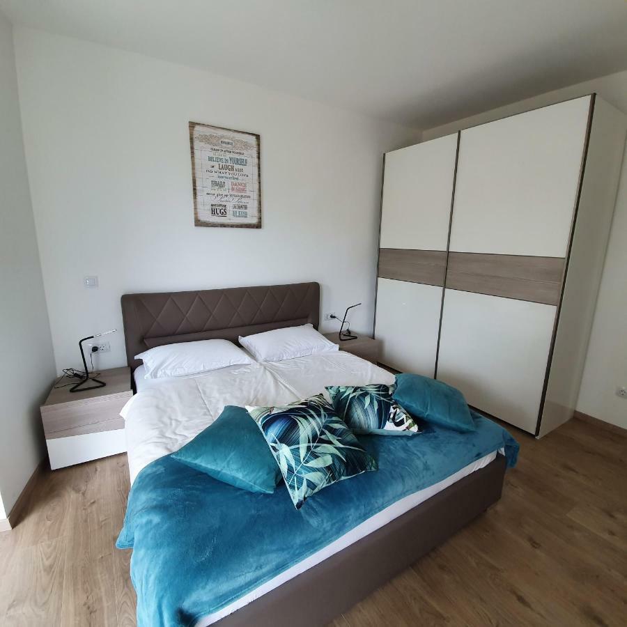 Blue Water Apartment Zrnovo Bagian luar foto